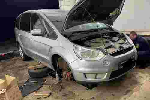 Щоб дістати контрабандні сигарети, закарпатські митники розібрали авто літнього подружжя