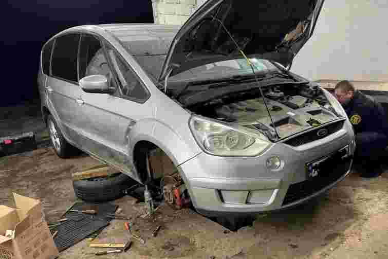 Щоб дістати контрабандні сигарети, закарпатські митники розібрали авто літнього подружжя