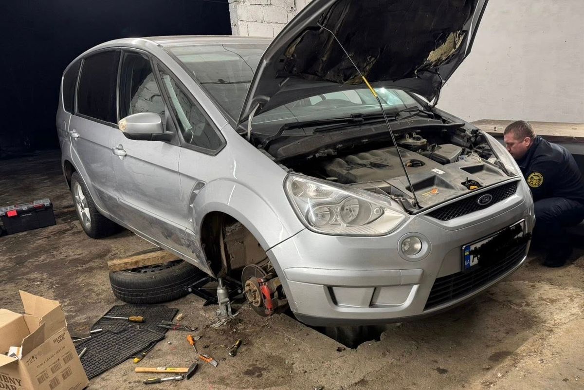 Щоб дістати контрабандні сигарети, закарпатські митники розібрали авто літнього подружжя