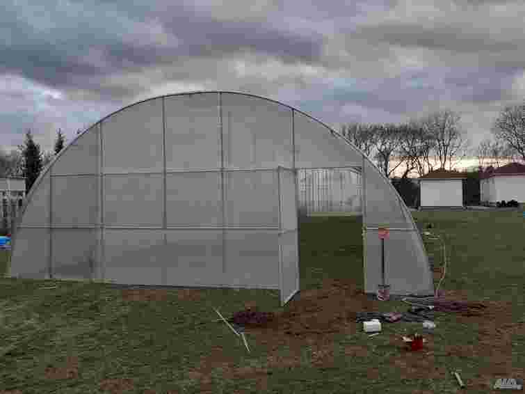 Обігрієте теплицю без витрат: простий спосіб, який використовують дачники
