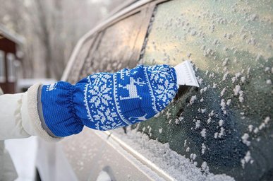 Як швидко розморозити авто та позбутися снігу: 8 ефективних порад