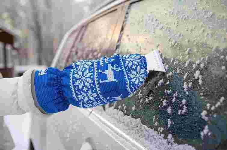 Як швидко розморозити авто та позбутися снігу: 8 ефективних порад