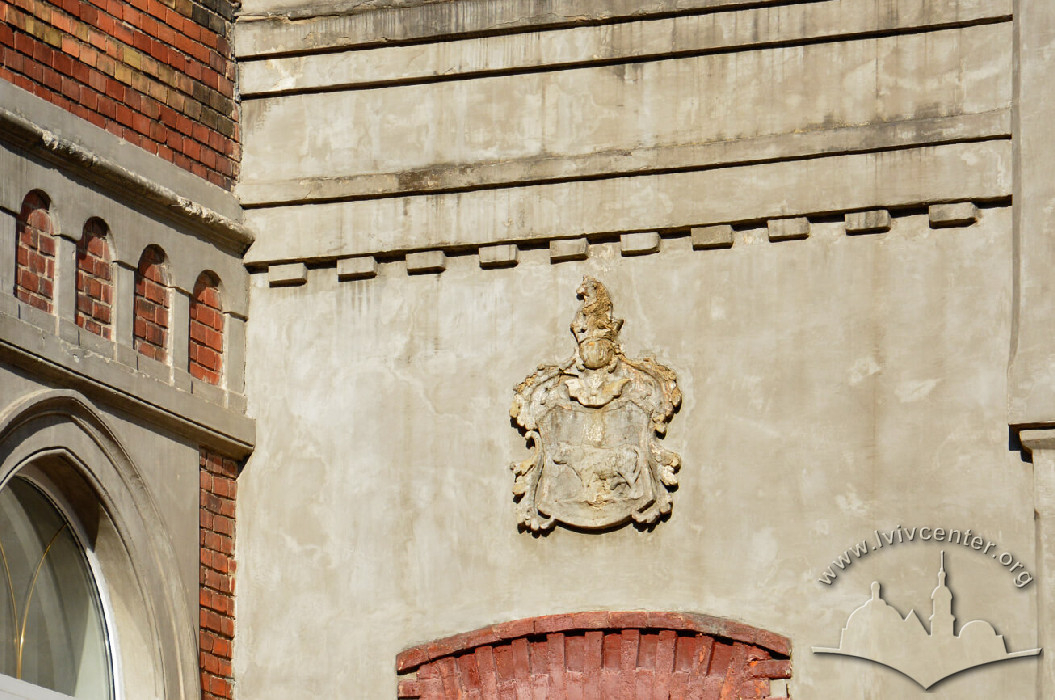 Герб над балконом