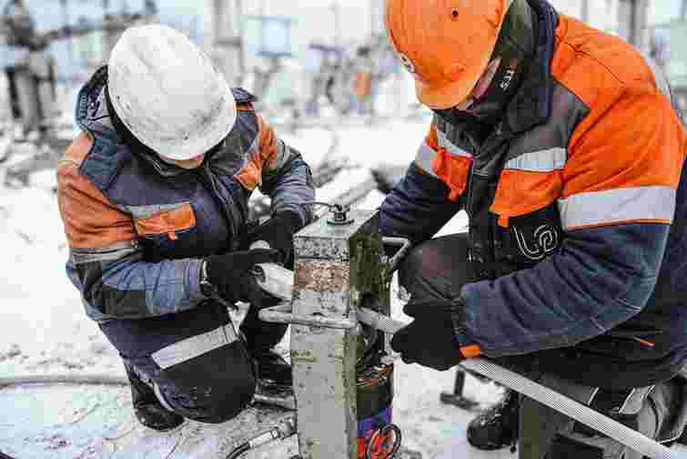 Працівникам ремонтних бригад доплачуватимуть 20 тис. грн за ліквідацію наслідків російських атак