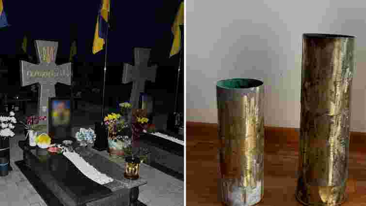 Рецидивіста увʼязнили на 5 років за крадіжку гільз з могил військових на Рівненщині