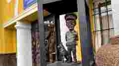 В Ужгороді відкрили мініскульптуру митника Яноша та його собаки Букші