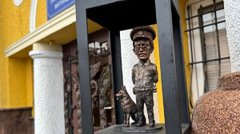 В Ужгороді відкрили мініскульптуру митника Яноша та його собаки Букші