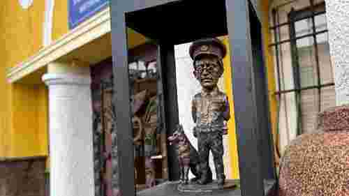 В Ужгороді відкрили мініскульптуру митника Яноша та його собаки Букші