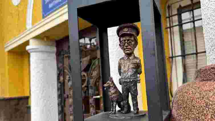 В Ужгороді відкрили мініскульптуру митника Яноша та його собаки Букші