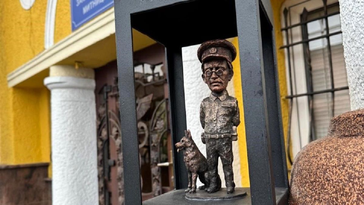 В Ужгороді відкрили мініскульптуру митника Яноша та його собаки Букші