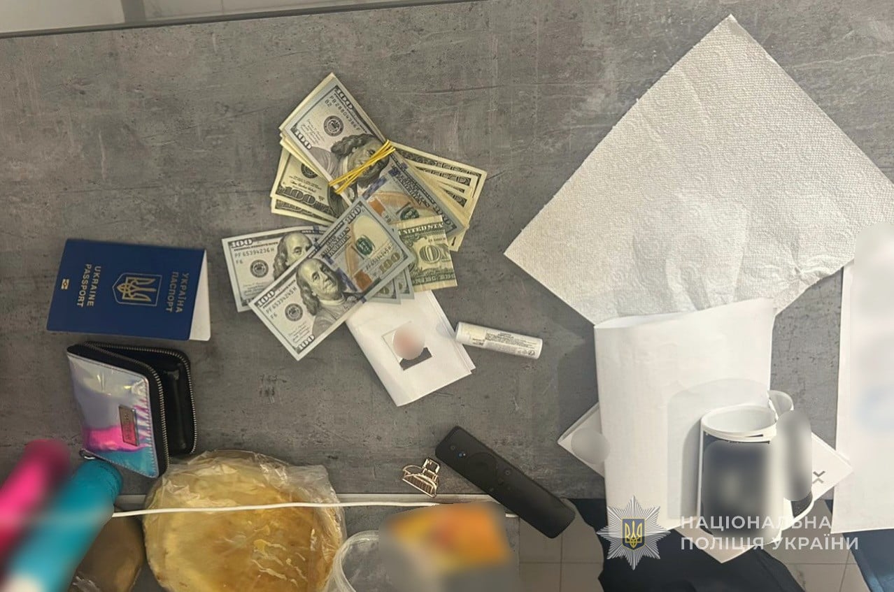 У помешканнях підозрюваних провели обшуки (фото поліції)