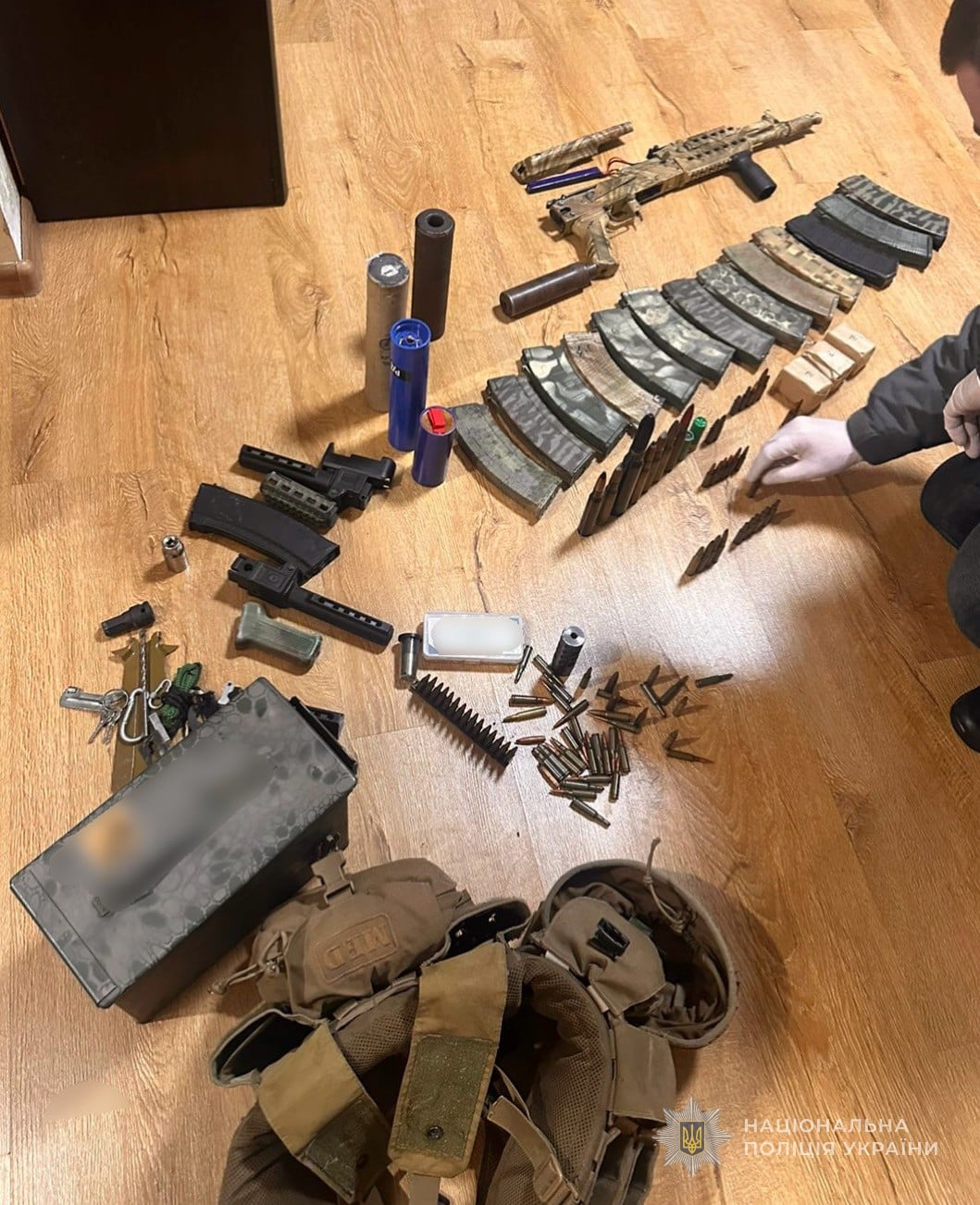 У помешканнях підозрюваних провели обшуки (фото поліції)