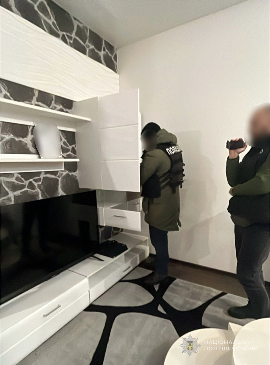 У помешканнях підозрюваних провели обшуки (фото поліції)