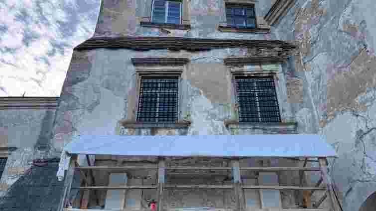 В Олеському замку відреставрують другий поверх надбрамної вежі