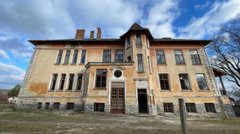 У Роздолі на Львівщині продають історичну будівлю монастирської школи