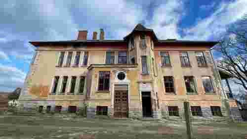 У Роздолі на Львівщині продають історичну будівлю монастирської школи