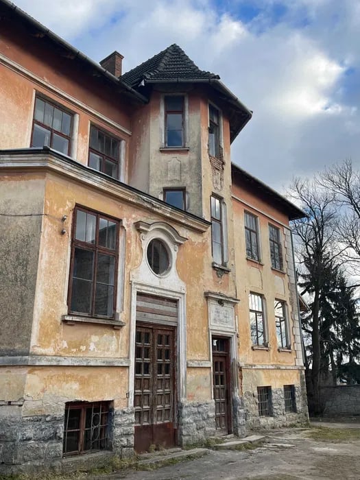 Вежа та оздоби входу