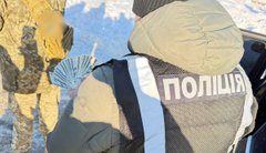 На Львівщині затримали військового під час передачі 2 тис. доларів командиру взводу 