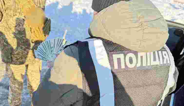 На Львівщині затримали військового під час передачі 2 тис. доларів командиру взводу 