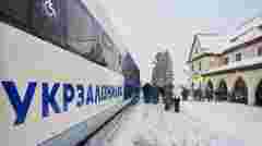 Аномальна погода ускладнила рух потягів по всій Україні, є значні затримки