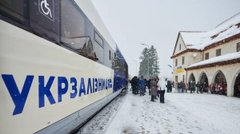 Аномальна погода ускладнила рух потягів по всій Україні, є значні затримки