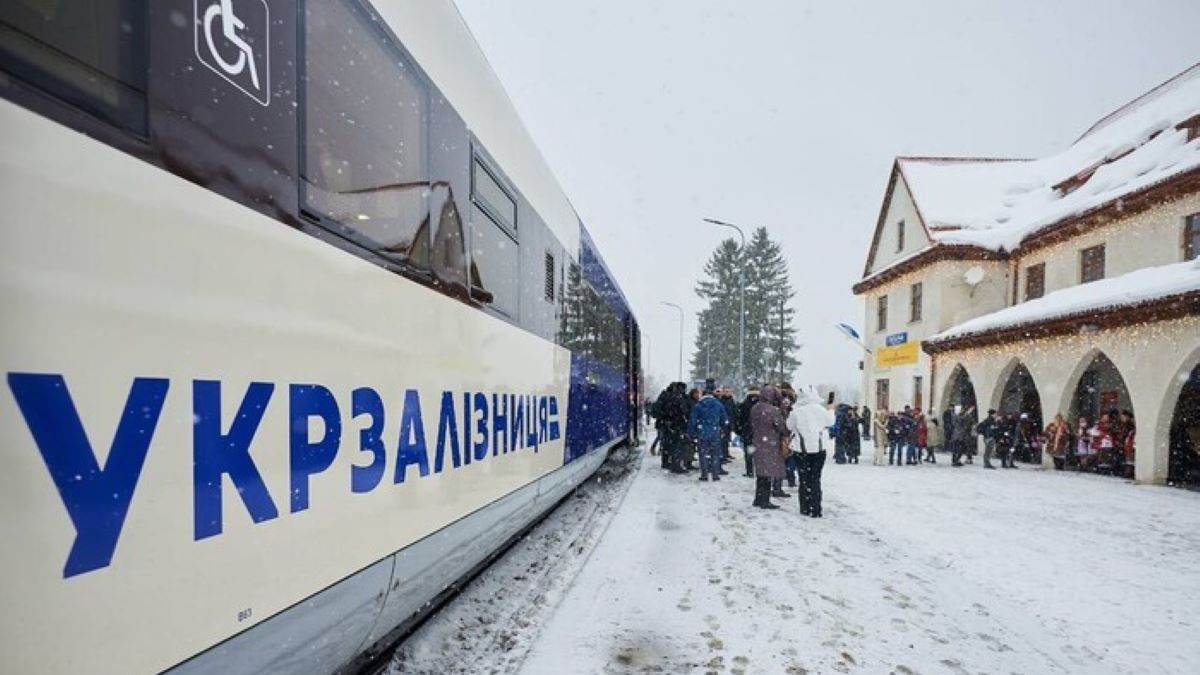 Аномальна погода ускладнила рух потягів по всій Україні, є значні затримки