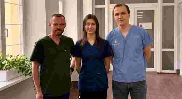 Львівські хірурги успішно прооперували 15-річну дівчинку з заворотом кишківника