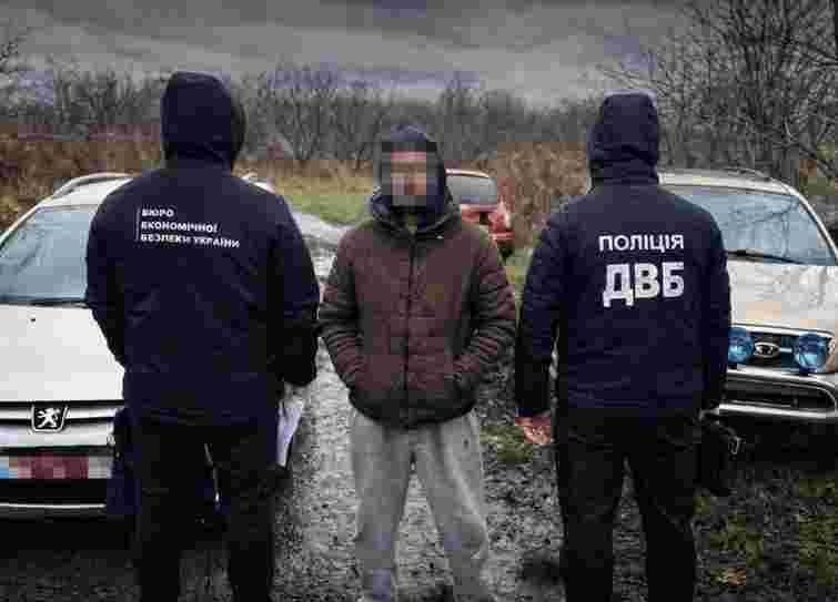 Буковинець завіз 12 авто як гуманітарну допомогу і продав