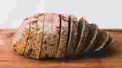 Забагато борошна чи замало: чому домашній хліб кришиться і як це виправити