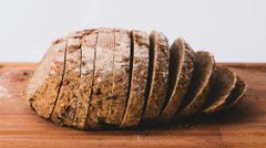 Забагато борошна чи замало: чому домашній хліб кришиться і як це виправити