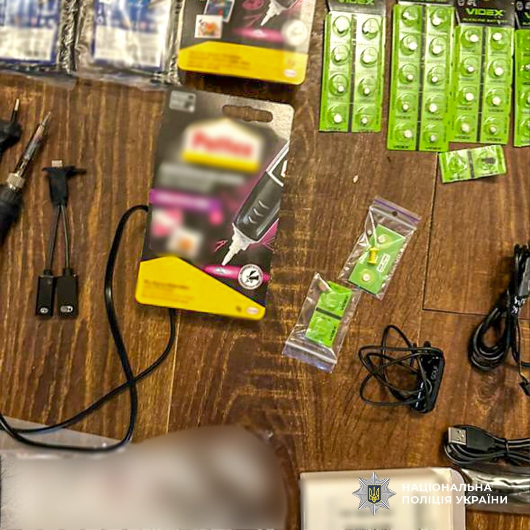 Прилади для спостереження зловмисники майстрували власноруч