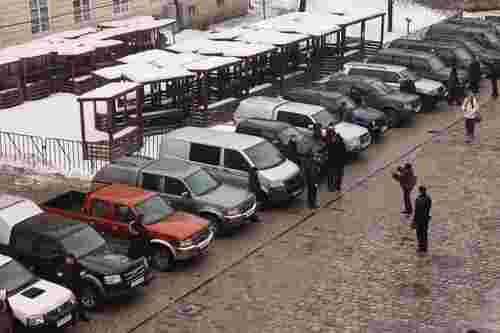 Хор «Гомін» з партнерами передали 25 автівок ЗСУ