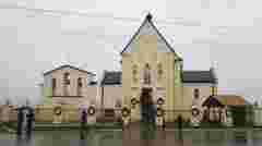 Неоготичний костел у Верхній Білці та спалений російською армією палац