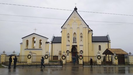 Неоготичний костел у Верхній Білці та спалений російською армією палац