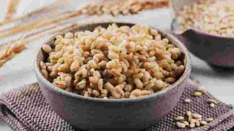 Спрощує приготування в рази: як швидко зварити перловку без замочування