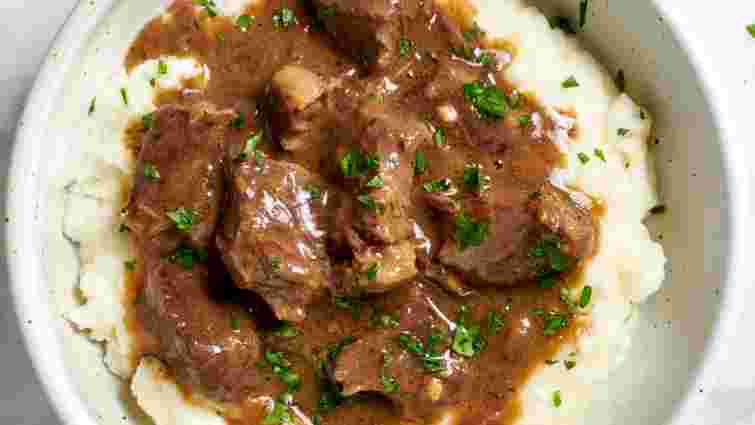 Швидко і смачно: як приготувати ароматну підливу до каші та макаронів