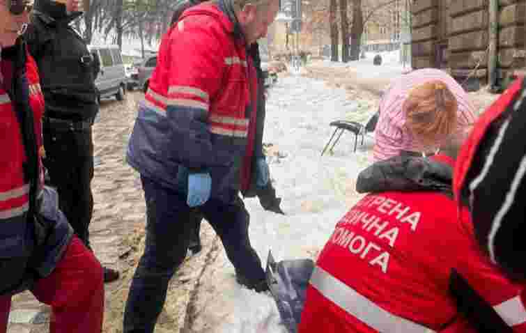 16-річний підліток постраждав через падіння льоду з даху в центрі Львова