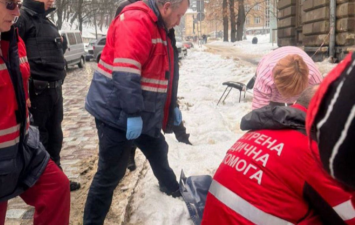 16-річний підліток постраждав через падіння льоду з даху в центрі Львова