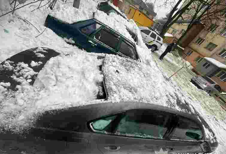 Брила льоду зі снігом пошкодила чотири автомобілі у Тернополі