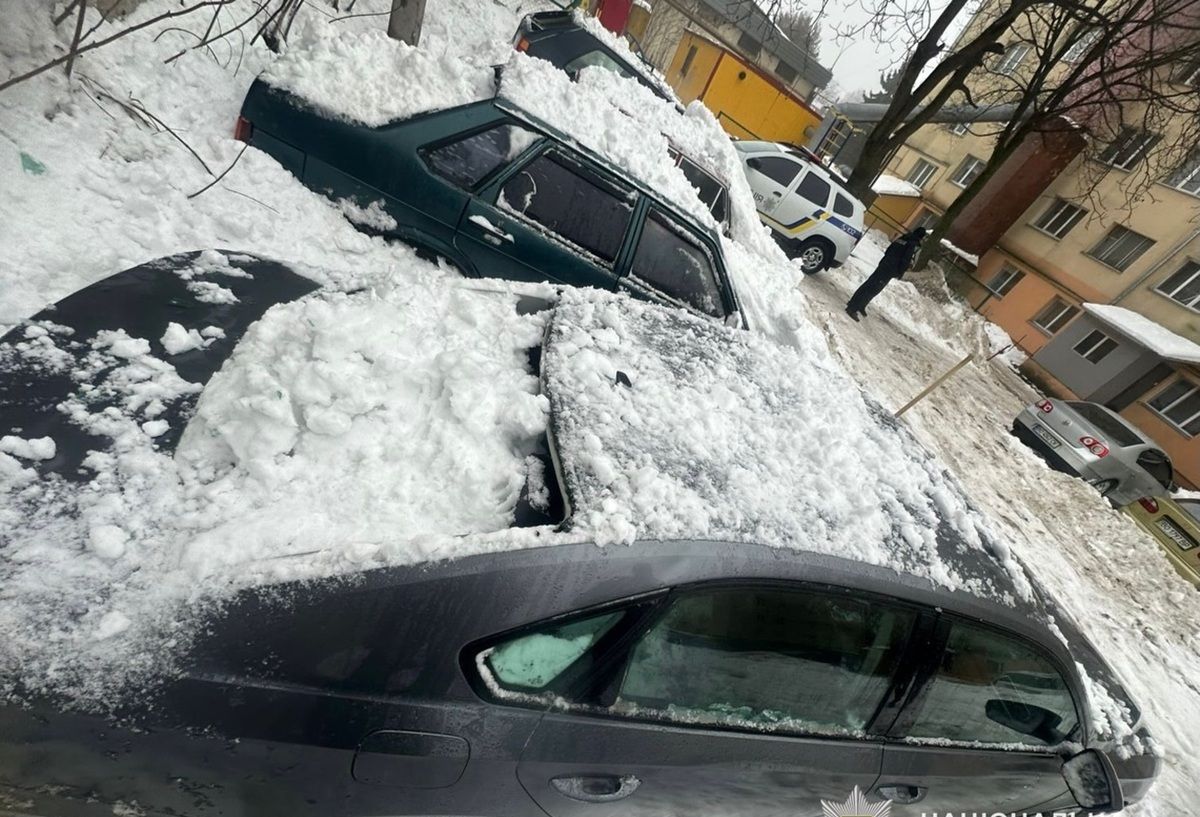 Брила льоду зі снігом пошкодила чотири автомобілі у Тернополі