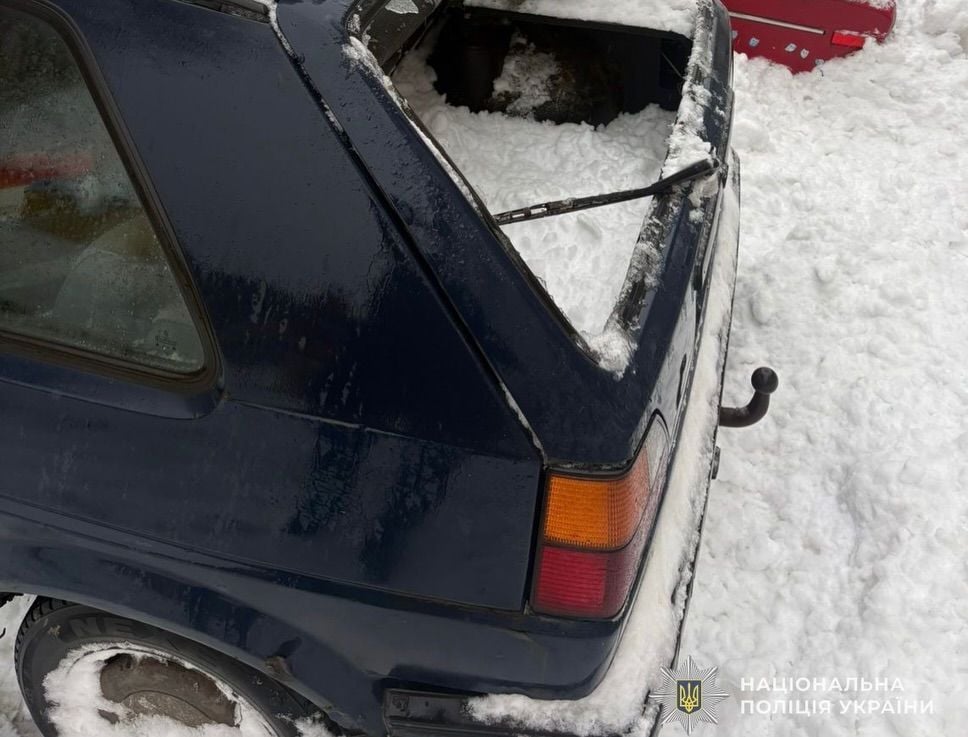 Сніг потрапив в середину чотирьох авто