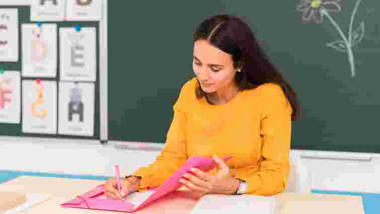 Як вчителям переконатись, що зарплату після підвищення нарахували правильно: інструкція