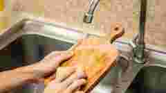 Не викидайте: як відмити дерев’яну кухонну дошку від чорних плям цвілі