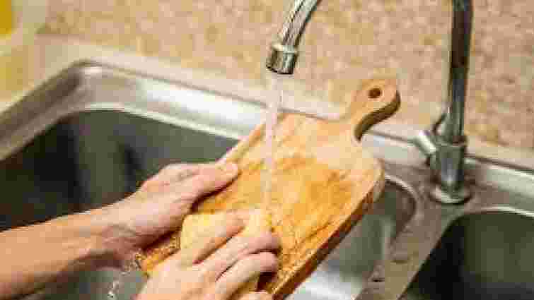 Не викидайте: як відмити дерев’яну кухонну дошку від чорних плям цвілі