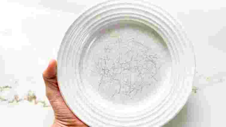 Вам треба лише сода або зубна паста: як легко прибрати подряпини з тарілок