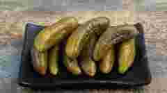 Чому на консервованих огірках з'являється білий наліт та чи можна їх їсти