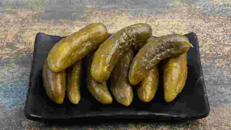 Чому на консервованих огірках з'являється білий наліт та чи можна їх їсти