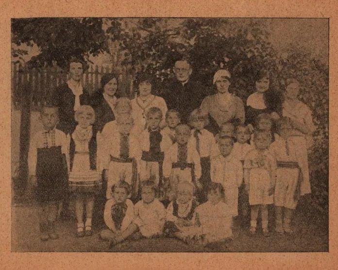 Вихованці клепарівського дитсадка, 1934 р. (фото з книжка отця Яценкова, «Фотографії старого Львова»)