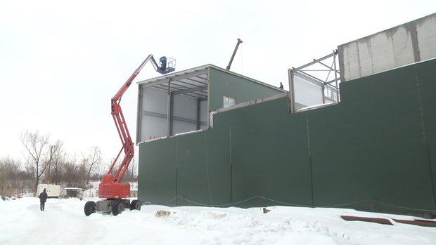 Польський підрядник пояснює затримку будівництва сміттєпереробного заводу повітряними тривогами 