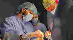 56-річній пацієнтці хірурги  видалили велику пухлину і частину печінки через невеликі проколи 